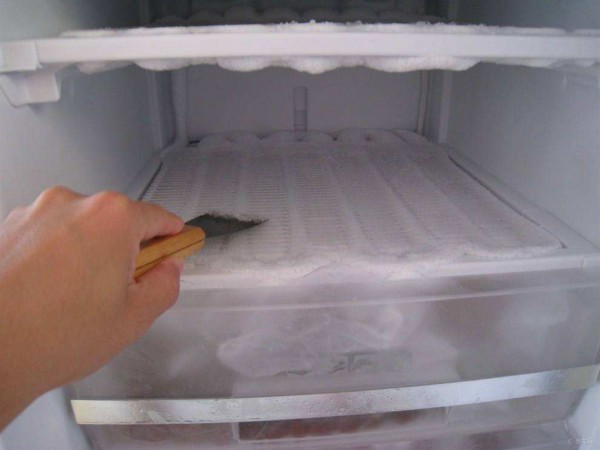 冰箱冷藏室积水的原因。